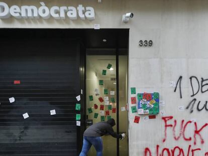 Los manifestantes de la protesta Barcelona no està en venda hicieron pintadas en la sede del PDeCAT.