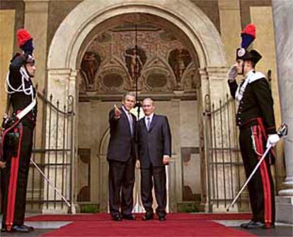 Bush (izquierda)y Putin posan para los fotógrafos en el palacio Doria Spinola, de Génova.