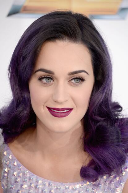Parece que Katy Perry va a empezar a renunciar a las piruletas, el algodón de azúcar y el rosa. Ahora está en su fase morada y es más normal verla con la cara muy blanca, labios oscuros y cabello a juego. ¿Estará madurando? ¿Será fan de Crepúsculo?