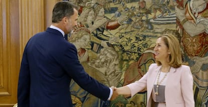 El rey Felipe VI, recibe en audiencia a la presidenta del Congreso de los Diputados, Ana Pastor, quien acude al Palacio de la Zarzuela para comunicar al monarca el resultado de la segunda investidura fallida en lo que va de año.