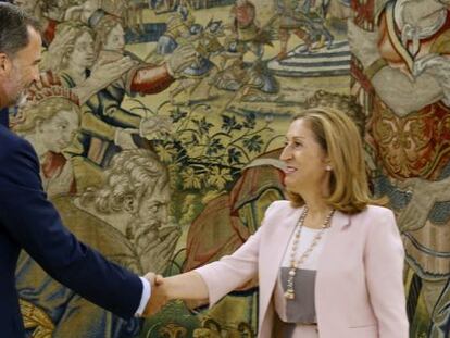 El rey Felipe VI, recibe en audiencia a la presidenta del Congreso de los Diputados, Ana Pastor, quien acude al Palacio de la Zarzuela para comunicar al monarca el resultado de la segunda investidura fallida en lo que va de año.