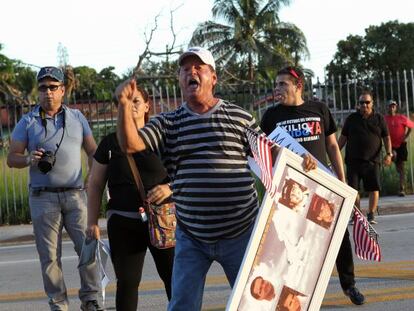 Exiliados cubanos critican la exposición del exagente castrista.