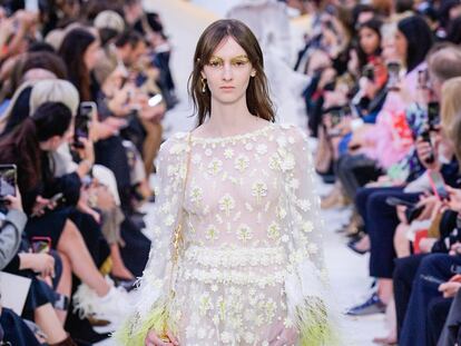 Valentino rinde homenaje al blanco con una colección para soñar