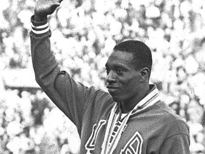 Bob Hayes en el podio de los 100m de Tokio 1964.