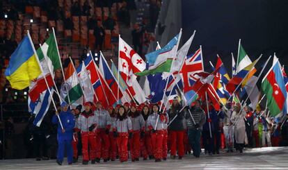 Las banderas de los diferentes países que han participado en los Juegos de Invierno desfilan por el estadio Olímpico de Pyeongchang, el 25 de febrero de 2018.