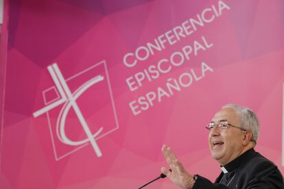El secretario general de la Conferencia Episcopal Española (CEE), Monseñor Francisco César García Magán, tras la elección de León XIV en una comparecencia de prensa.
