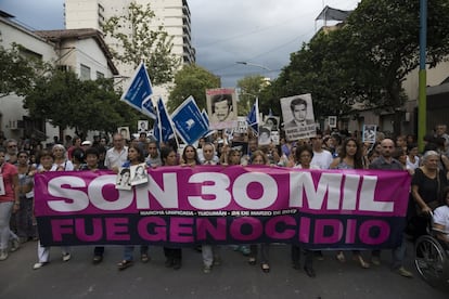Miles de argentinos rinden homenaje a las víctimas de la dictadura militar en un evento denominado Día Nacional del Recuerdo por la Verdad y la Justicia en San Miguel de Tucumán, el 24 de marzo de 2017.