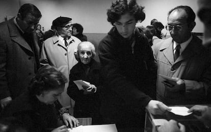 Jóvenes y mayores votan en un colegio en Madrid. Tras tres días de reunión, la comisión permanente de la Conferencia Episcopal daba libertad de voto a los creyentes. Triunfaba la posición conciliadora del cardenal Vicente Enrique y Tarancón, presidente de la Conferencia Episcopal y arzobispo de Madrid-Alcalá, frente a otros sectores que querían una actitud “militante” contra el tratamiento de algunos temas como la aconfesionalidad, la libertad de enseñanza y la posibilidad del divorcio.