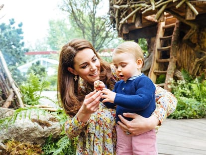 "Es un espacio natural, un lugar muy emocionante, para que tanto niños como adultos compartan y exploren", ha contado la duquesa de Cambridge a los periodistas antes de la inauguración. "Creo realmente que la naturaleza, hacer actividades al aire libre, tiene enormes beneficios físicos y mentales, especialmente para los más pequeños". En la imagen, Kate juega con su hijo menor, Luis. 