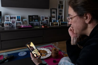 Una mujer habla por videollamada con sus amigos en la cuarentena obligatoria decretada a raíz del coronavirus en Santander. 