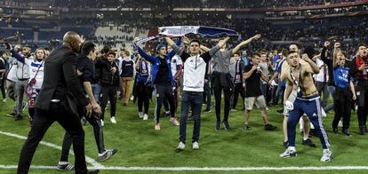 Torcedores em campo.