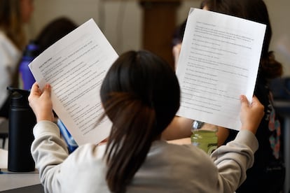 Una alumna de una escuela de primaria de EE UU revisa el guion, generado por ChatGPT, de una obra de teatro que representaron el pasado 6 de febrero en su clase de quinto grado.