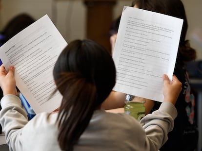 Una alumna de una escuela de primaria de EE UU revisa el guion, generado por ChatGPT, de una obra de teatro que representaron el pasado 6 de febrero en su clase de quinto grado.