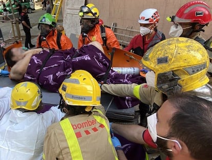 Los bomberos rescatan a un hombre de 250 kilos atrapado entre la basura en su piso de El Prat