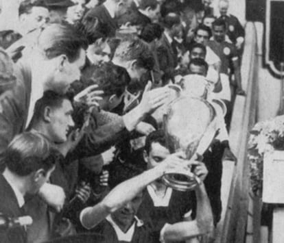 Cesare Maldini, con la primera Copa de Europa del Milan (1963).