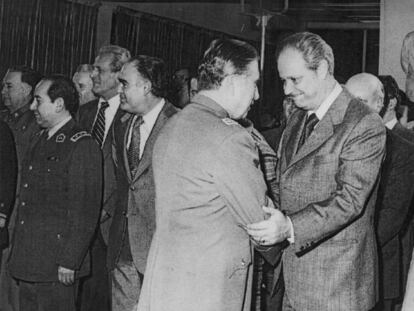Herman Brady Roche saluda al dictador Augusto Pinochet (de espaldas).