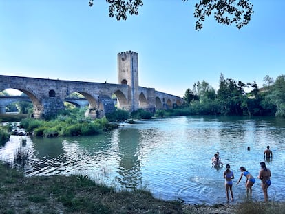 El puente medieval de la localidad de Frías, sobre el río Ebro.