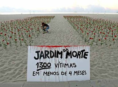 Aspecto del Jardín de la Muerte, en la playa de Copacabana, en protesta contra los actos de violencia en Río de Janeiro.