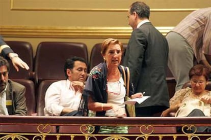 La socialista Gotzone Mora en el momento en que increpa en el Congreso al presidente del Gobierno, José Luis Rodríguez Zapatero, por su política antiterrorista.