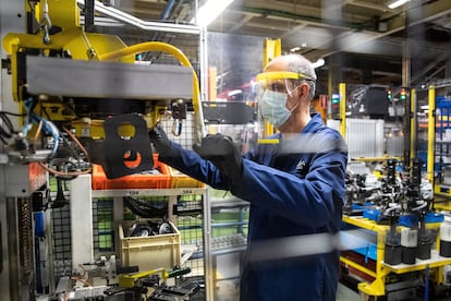 Un operario realiza una demostración de seguridad en la planta de montaje. 