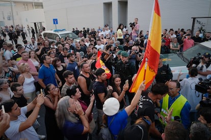 Concentración convocada por grupos de ultraderecha en la plaza del Ayuntamiento de Torre Pacheco, este martes.