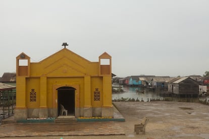 La Iglesia de Nueva Venecia está en el único pedazo de tierra firme del pueblo, hecho con relleno. Aquí los paramilitares asesinaron a 11 personas hace 17 años en la llamada masacre de Nueva Venecia, que provocó el éxodo de toda su población.