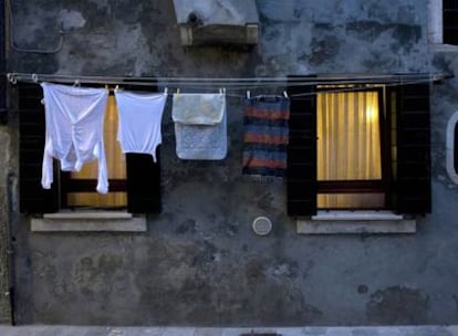 Ropa tendida ante la fachada de una tradicional casa de Venecia.