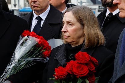 La embajadora de los Estados Unidos en Rusia, Lynne Tracy, asiste al funeral de Aléxei Navalni.