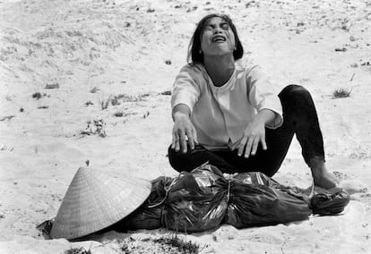 Abril de 1969. Una mujer survietnamita llora frente al cadáver de su marido, hallado en una fosa común cercana a Hue.