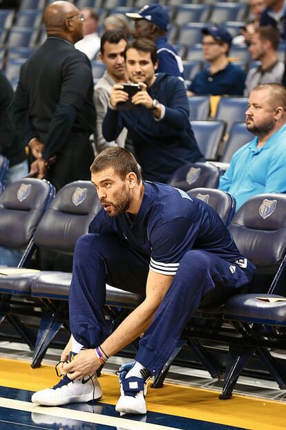 Vestido con chándal azul oscuro de los Memphis Grizzlies, Marc Gasol calienta previo al partido amistoso que su equipo disputó, el pasado 18 de octubre en casa contra los Minnesota Timberwolves. Gasol lideró la pasada temporada a su equipo hasta las semifinales de la Conferencia Oeste de la NBA, donde los Grizzlies perdieron contra los Golden State Warriors, más tarde campeones.