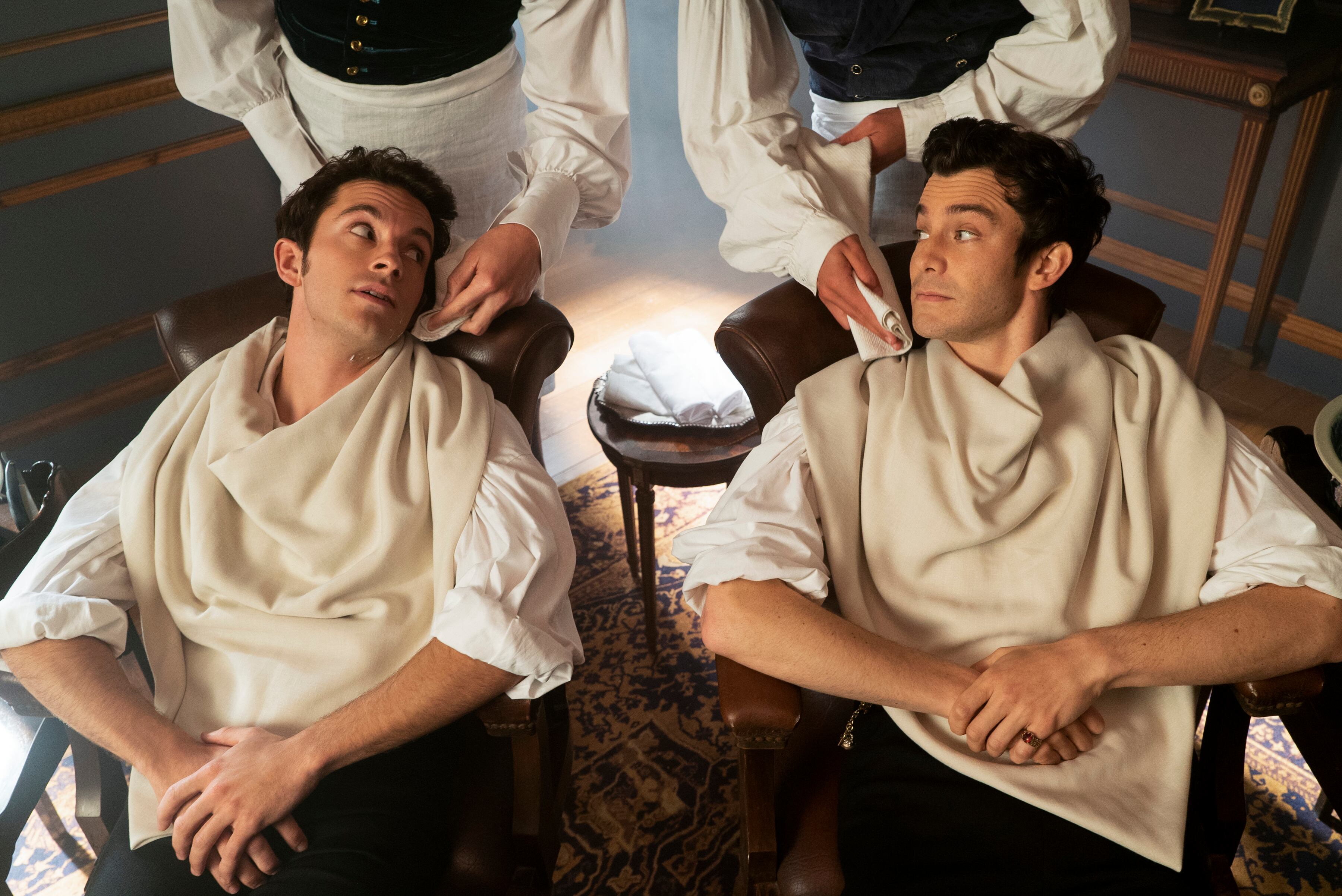 Jonathan Bailey y Luke Thompson, en 'Los Bridgerton'.