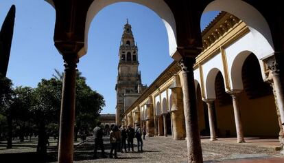 Visitantes en el patio de los naranjos de la Mezquita de Córdoba.