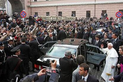 El papa Benedicto XVI saluda a la multitud congregada ante su antigua residencia ayer en Roma.