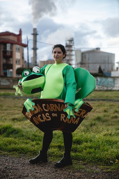 Natalia, una participante en el Carnaval disfrazada de rana. 