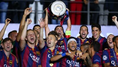 Xavi levanta la copa de campeón.