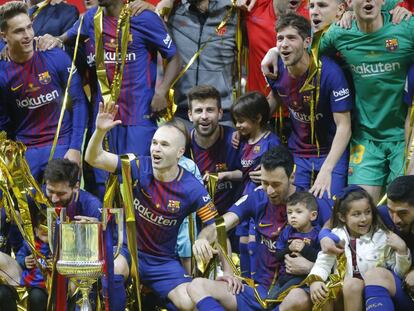 Iniesta celebra el título con sus compañeros.