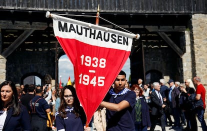 Miembros del Comité Internacional de Mauthausen asisten a la  ceremonia conmemorativa del 80 aniversario de la liberación del antiguo campo de concentración.