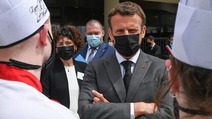 El presidente francés, Emmanuel Macron, conversa con alumnos de una escuela de cocina.