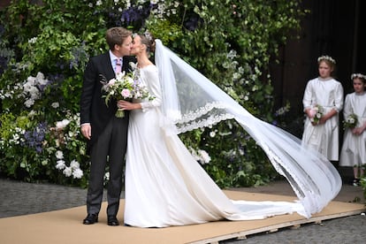 Hugh Grosvenor, duque de Westminster, y Olivia Henson, a su salida de la ceremonia en la catedral de Chester, este 7 de junio