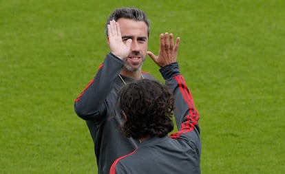 Jorge Vilda choca la mano con su segunda, Montse Tomé, en el último entrenamiento previo al partido contra China.