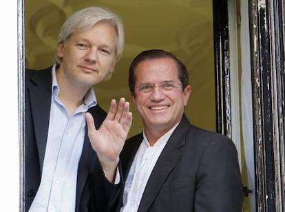 Assange y el ministro de Exteriores ecuatoriano, el 16 de junio en la Embajada de ese pa&iacute;s en Londres.