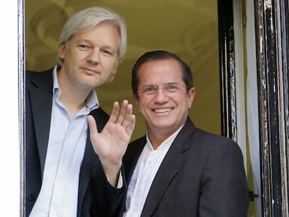 Assange y el ministro de Exteriores ecuatoriano, el 16 de junio en la Embajada de ese pa&iacute;s en Londres.