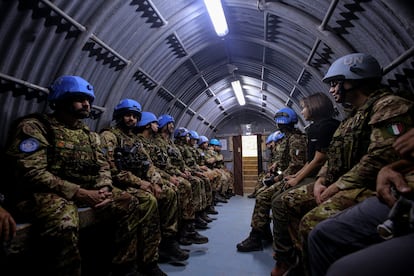 Cascos azules italianos refugiados en el búnker de su base, el pasado septiembre en el sur de Líbano.