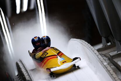 Los medallistas de bronce Christoph Hafer y Matthias Sommer, del equipo alemán, durante la fase eliminatoria de bobsleigh, el 15 de febrero.