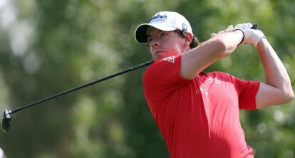 Rory Mcilroy golpea una bola en el campeonato de Dubai.