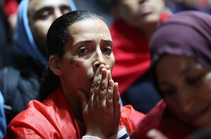 Una mujer sigue los últimos minutos del Francia-Marruecos.