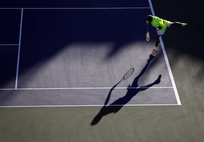 Taylor Fritz (EE UU) sirve la pelota a Jack Sock (EE UU) durante la primera ronda del torneo de tenis abierto de los Estados Unidos.