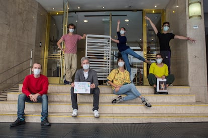 El director ejecutivo del Teatro, Martín Boschet (sentado al centro) y bailarines del ballet estable posan frente al hotel de Buenos Aires que sirve de centro de cuarentena contra el coronavirus, el 23 de abril.