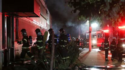 Los bomberos entran en el depósito de la Cinemateca en São Paulo incendiado el pasado 29 de julio.