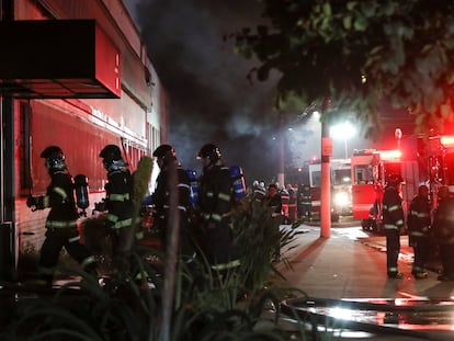 Bombeiros trabalham para conter incêndio no galpão da Cinemateca de São Paulo no dia 29 de julho.